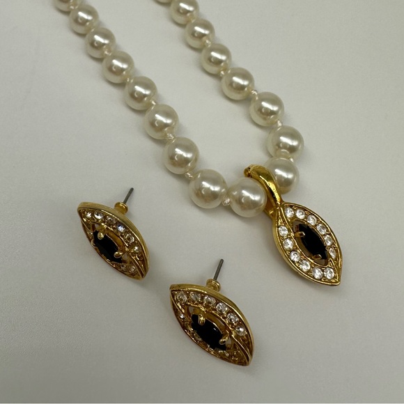 Classy Accessory Set Vintage Black and Faux Pearl Jewelry  Necklace and Earrings - Picture 15 of 16